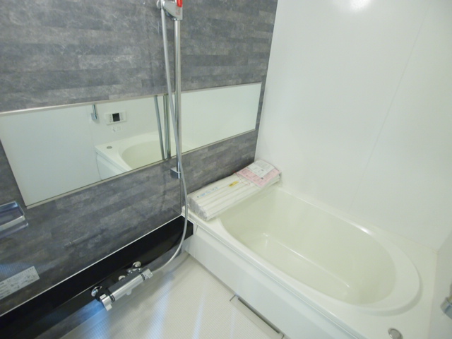 Bath. Wide bath of chic design! Stretch the loose leg.