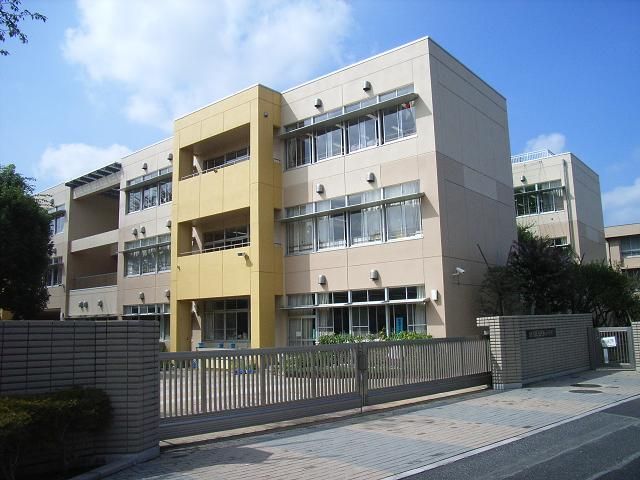 Primary school. Kowa to elementary school (elementary school) 840m