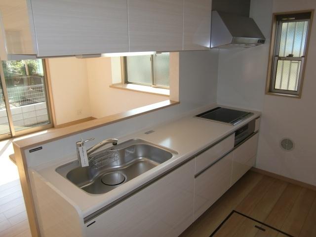 Kitchen. This is a system kitchen of face-to-face. Is the IH cooking heater employed in the popular resurgence.