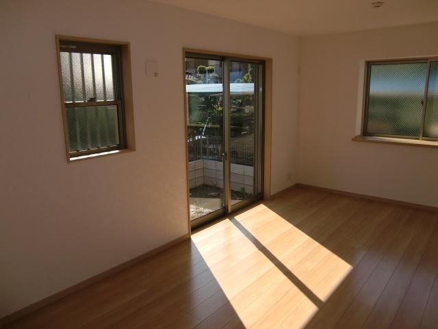 Living. Living sun enters the Sansan. Also up photo as viewed from the reverse.