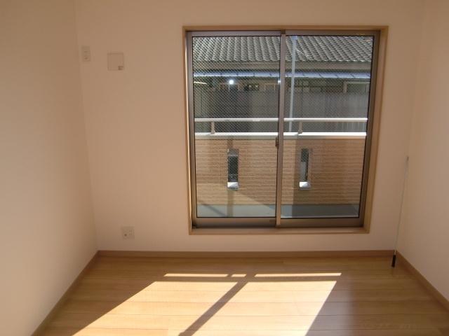 Non-living room. It is the center of the Western-style. Insert about sun hot. Attic storage is attached to this room.