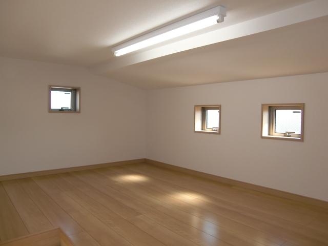 Receipt. Attic storage is about 6 Pledge, It is very wide. It has become a wooden floors.