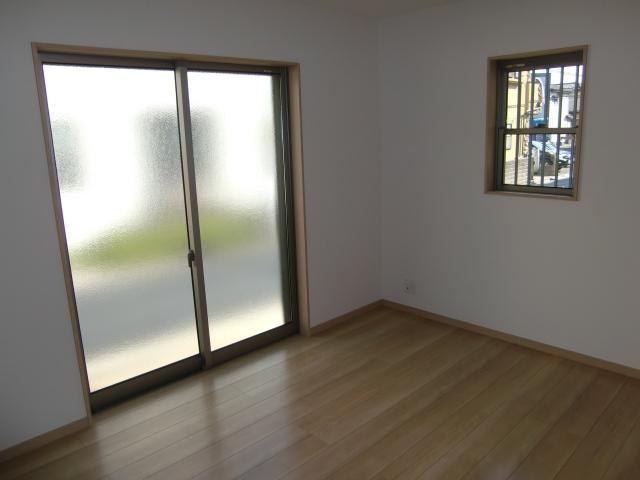 Non-living room. The first floor Western-style. Because it immediately from the front door, It might be useful as a drawing room.