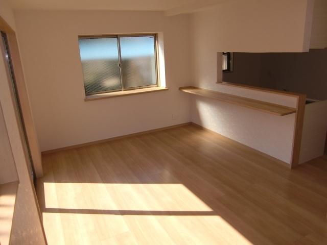 Living. We have seen from the south side of the living room.