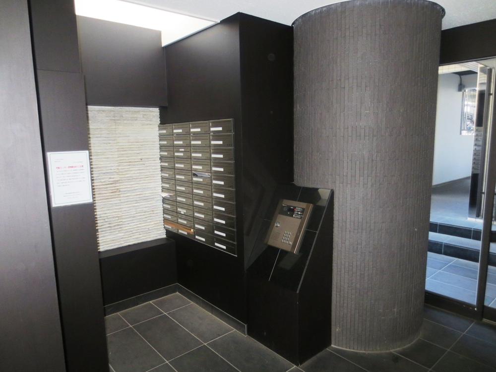 Entrance. Common areas