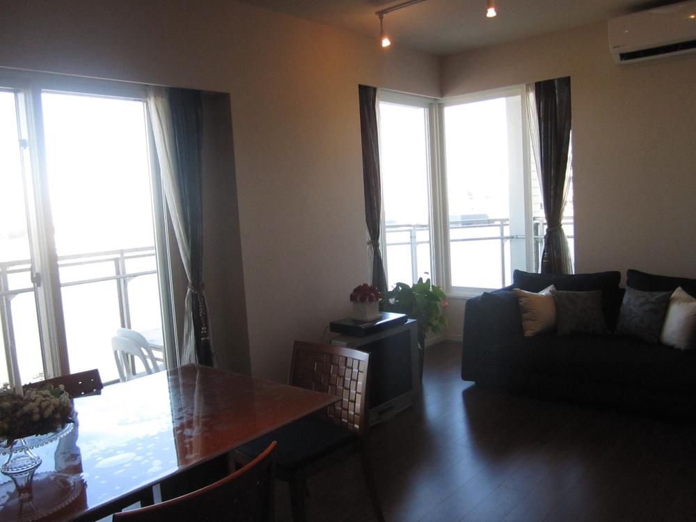 Living. Indoor (10 May 2013) Shooting Two-sided lighting Bright, well-ventilated good living dining.