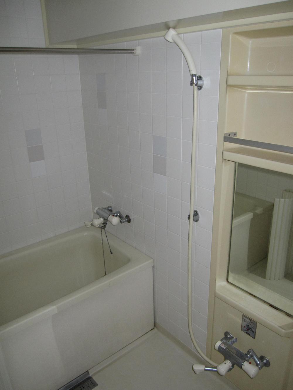 Bathroom. Indoor (11 May 2013) Shooting