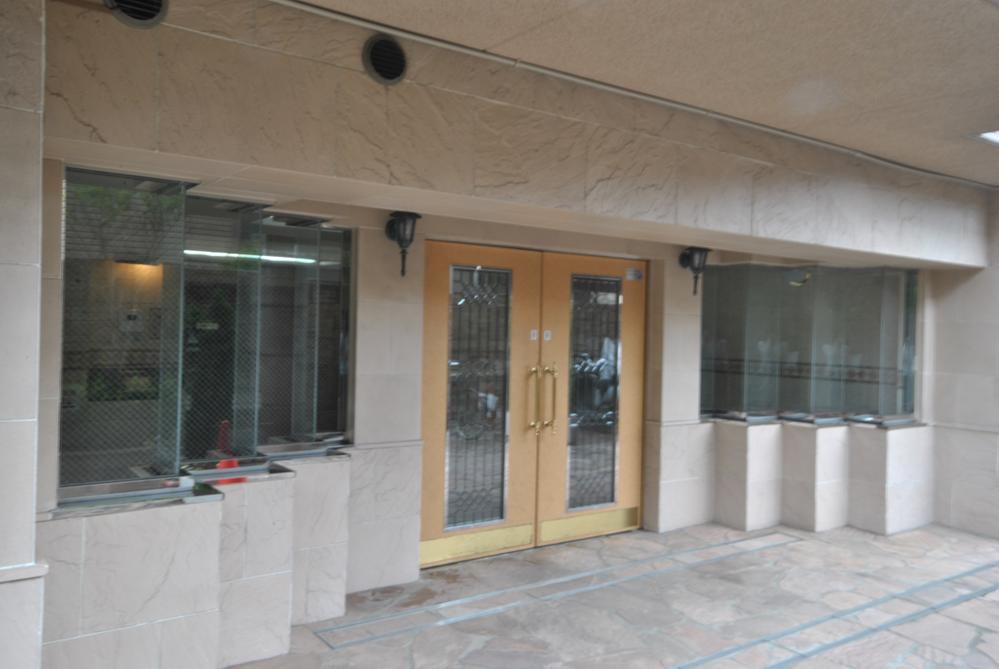 Entrance. Common areas