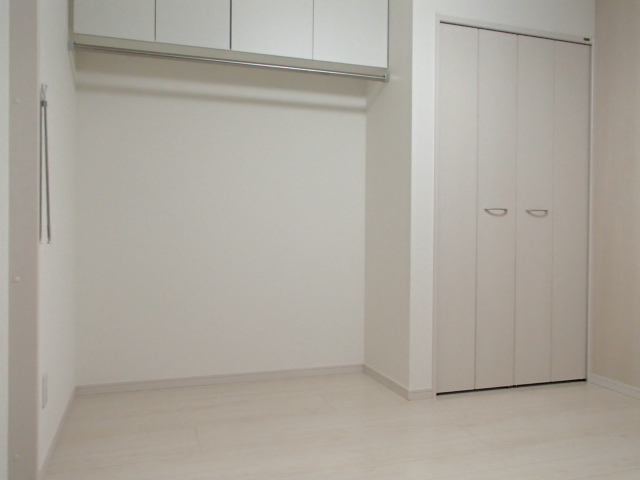 Living and room. Pat storage!