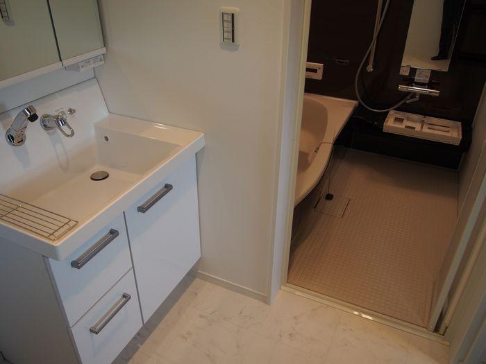 Wash basin, toilet. B Building ・ Bathroom from the lavatory