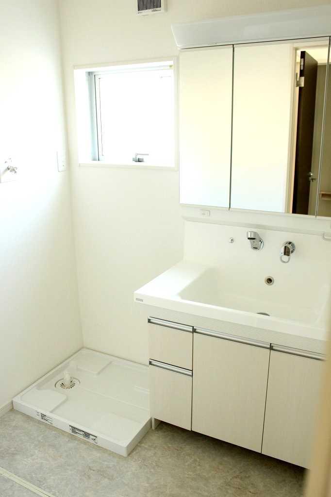 Wash basin, toilet. Seller construction cases