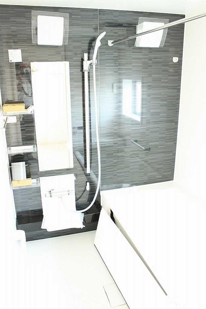 Bathroom. Seller construction cases