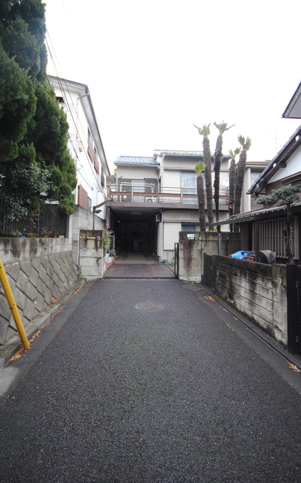 Local photos, including front road. Local (01 May 2012) shooting