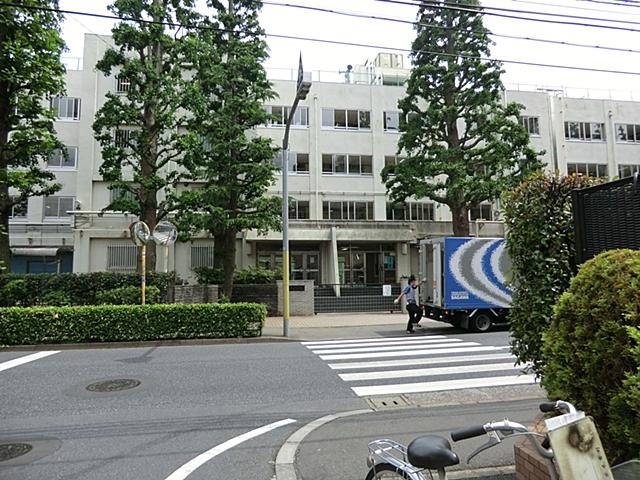 Junior high school. Shakujii 1040m until junior high school