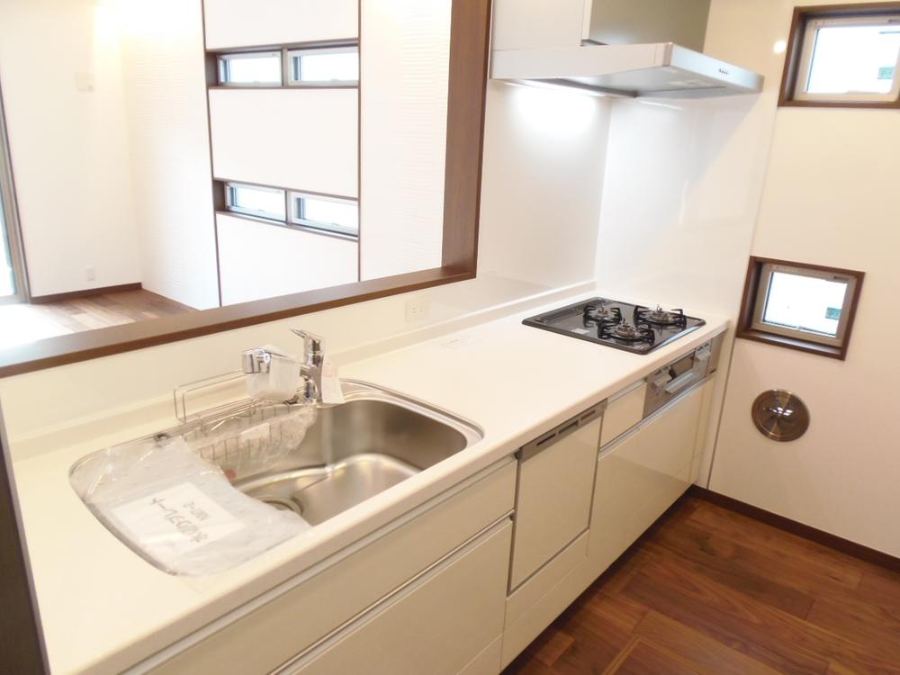 Kitchen. Indoor (12 May 2013) Shooting Dishwasher, Flat ventilation fan, Also in the kitchen space by eliminating a hanging cupboard and came in daylight from the south side of the living room.