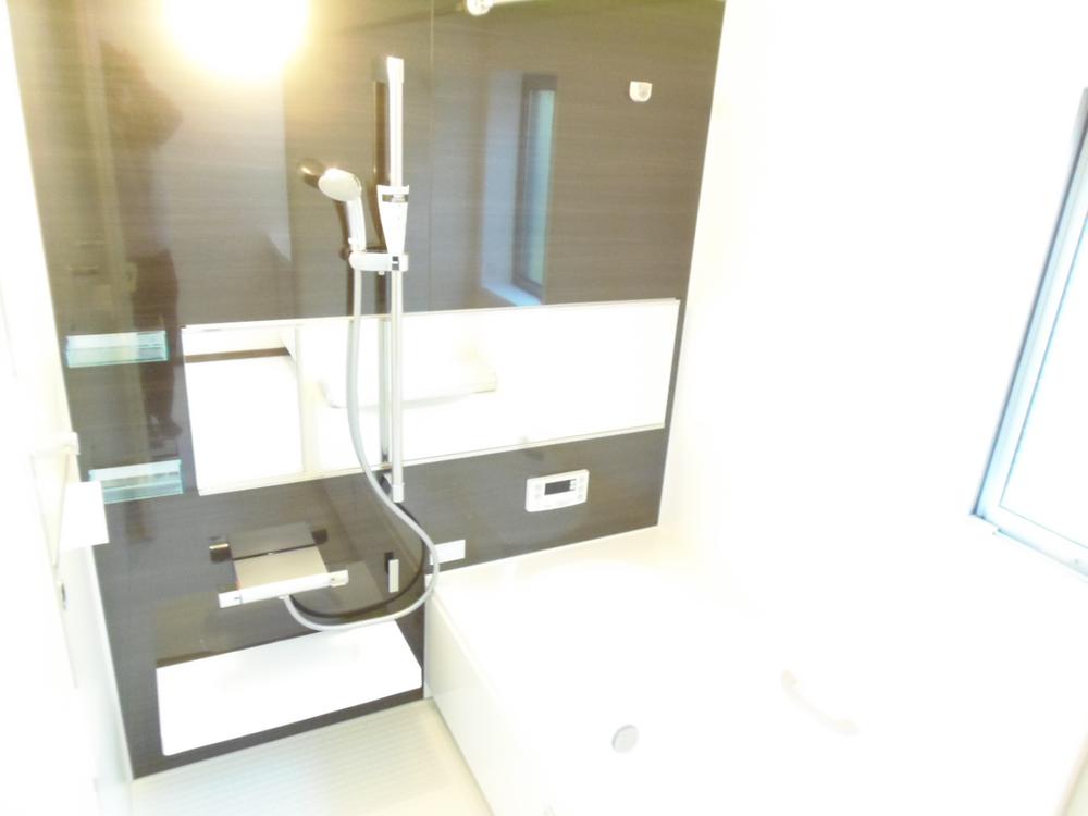 Bathroom. Indoor (12 May 2013) Shooting It produces a calm atmosphere to Hitotsubo type of large tub with a combination of white and Wood.