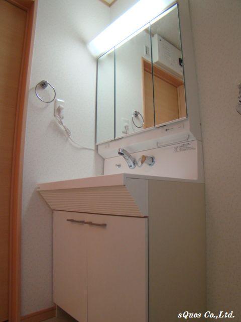 Wash basin, toilet. Indoor (12 May 2013) Shooting