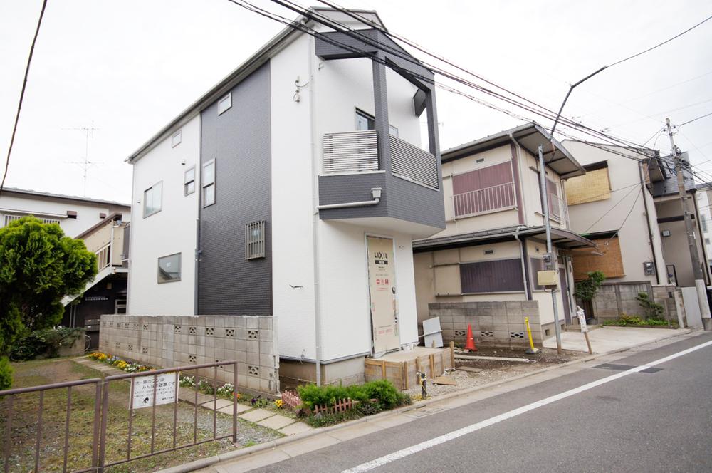 Local appearance photo. Seibu Shinjuku Line, Musashi-Seki Station 8 min. Walk, Is an express station Kami Shakujii Station walk 11 minutes, Two stations available. About 5.9m × about 4.0m northeast corner lot, 1 compartment limited. Enhancement also commercial facilities around. Because of the location is the building already completed rich in convenience, You can preview any time