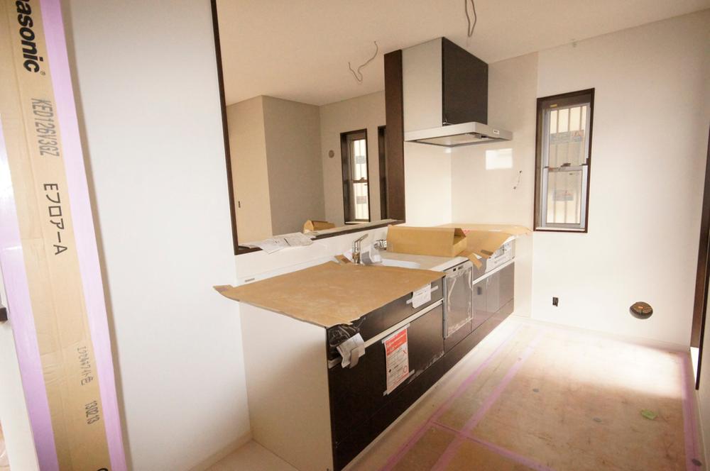 Kitchen. Fully equipped popularity of face-to-face kitchen. LDK everyone face to face is on the first floor.