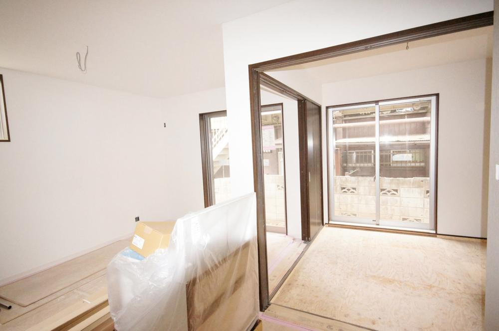 Living. Many window, It will be highly breathable Floor.