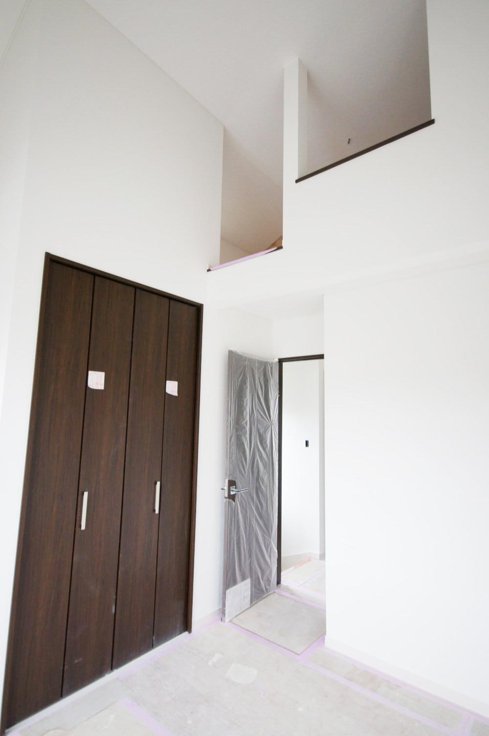 Non-living room. Extensive floor plan and 4LDK. There are housed in each roomese-style room leading to the LDK is, It is very easy to use.