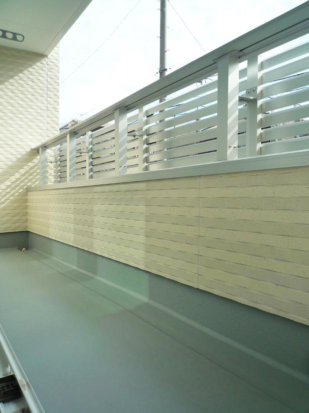 Balcony. ■ balcony