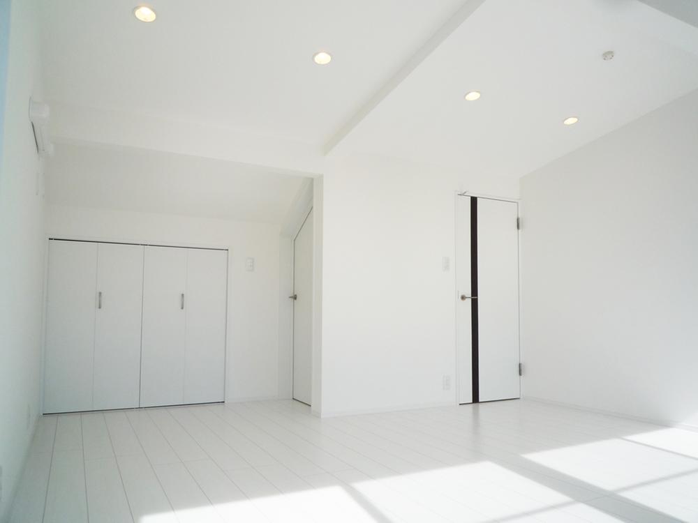 Non-living room. ■ 3F: it can also will be separated into two rooms a large space of Western-style third floor from 1 room. Each room has a leading piping so that air conditioning can be installed. Time of construction does not take from the post.