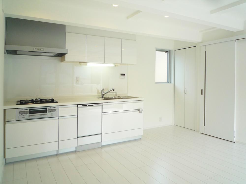 Kitchen. ■ 2F: adopt a slide stocker of kitchen kitchen is easy-to-use large storage. Since we are using the built-in dishwashing dryer, No doubt that is cooking fun!