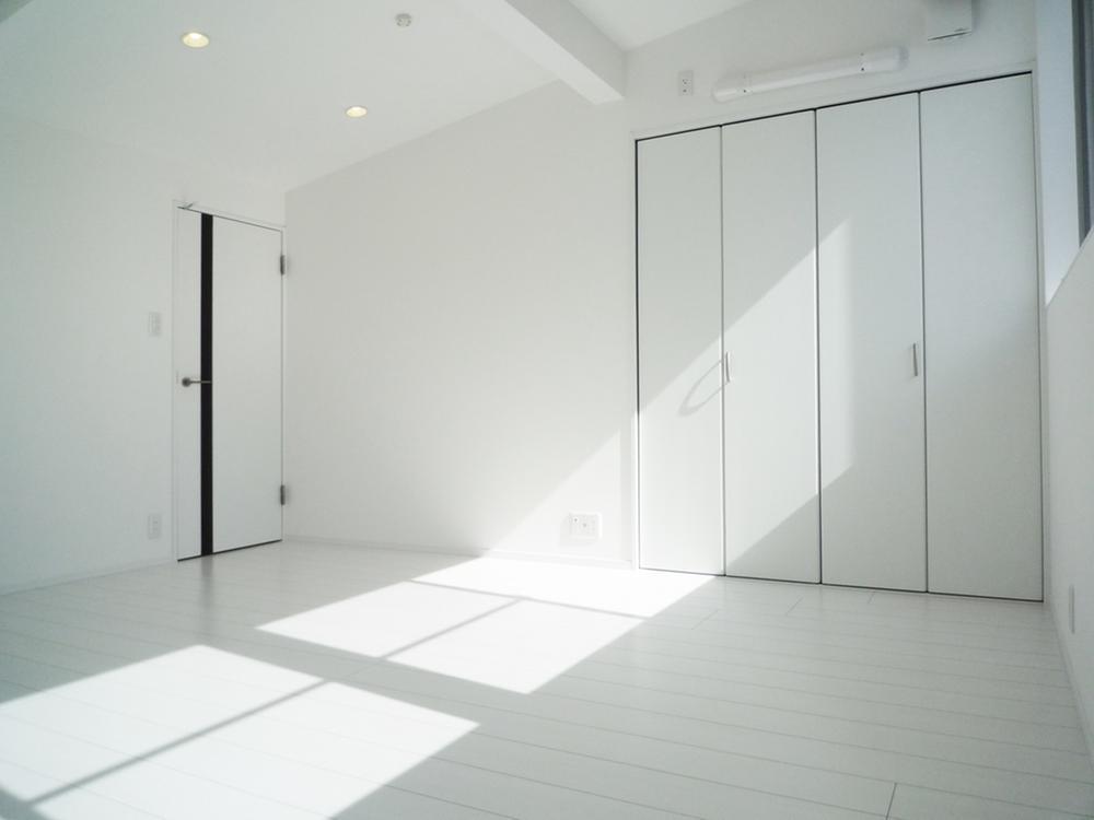 Non-living room. Designer's property by using waste without a space to insert a warm light architect