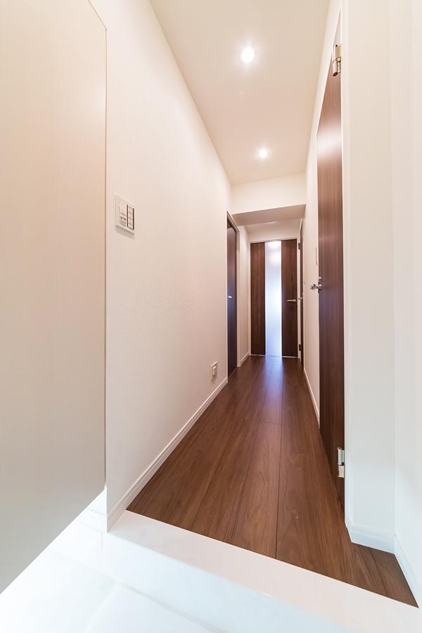 Entrance. Large capacity of the shoe box in the foyer