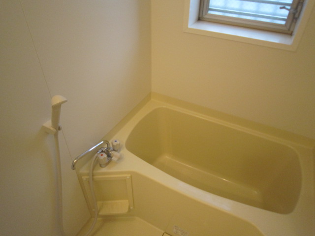 Bath. ☆ There is also a window in the bath ☆