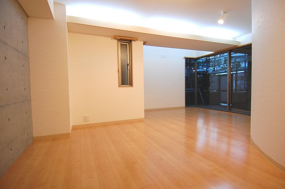 Living. Bright three direction room