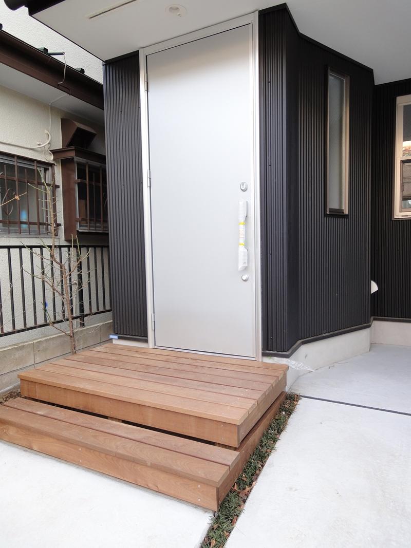 Entrance. (December 2013) Shooting