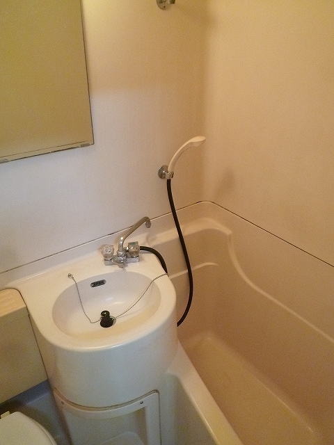 Bath. 3-point unit bus