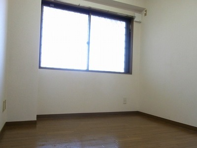 Living and room. Western-style 4.1 Pledge (reference photograph of another in Room)