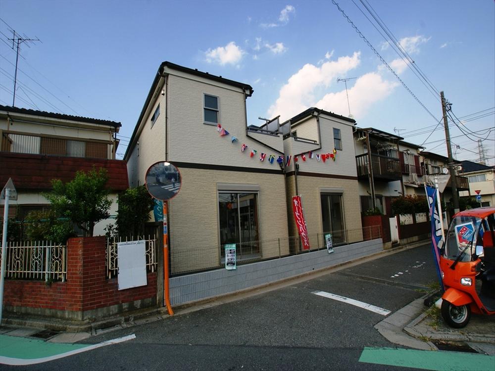 Local photos, including front road. Good is per yang per south 4m public road surface