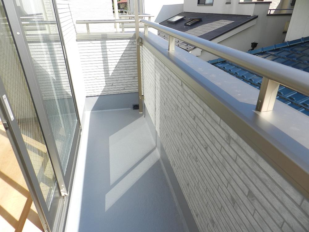 Balcony. Balcony of the same specification, Facing south