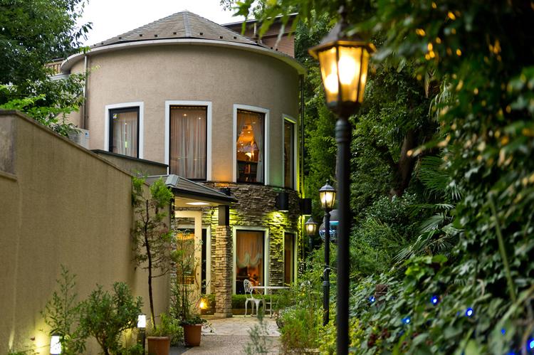 Other. Located near to Inokashira Park, Taste delicious French is a simple and elegant French restaurant 芙葉Tei of the House style. Colorful shop full of personality in the "Kichijoji", Many spot, I get lost as "Where do you want to go today?".