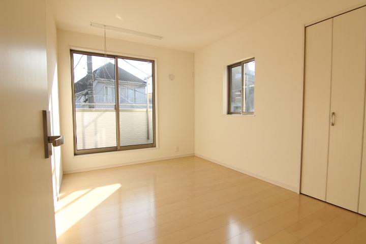 Non-living room. Bright sunshine 1 Building 2 side lighting will the rooms open