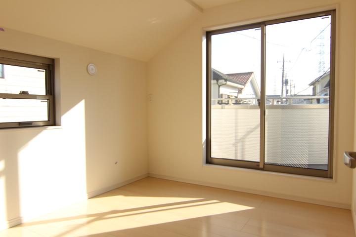 Non-living room. 1 Building