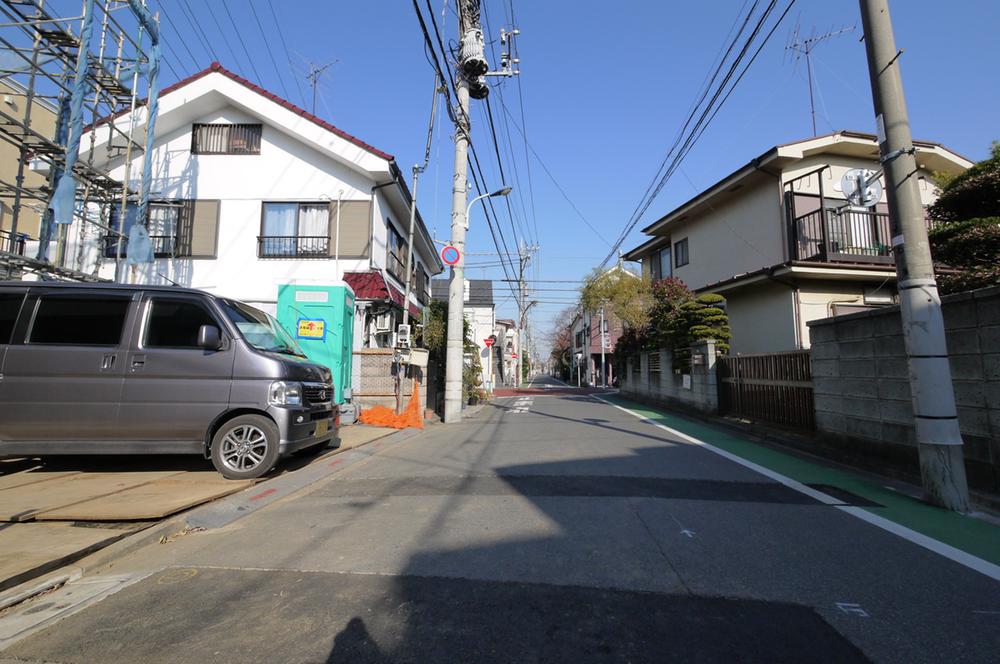 Local photos, including front road. East front road 5.6M public road and refreshing