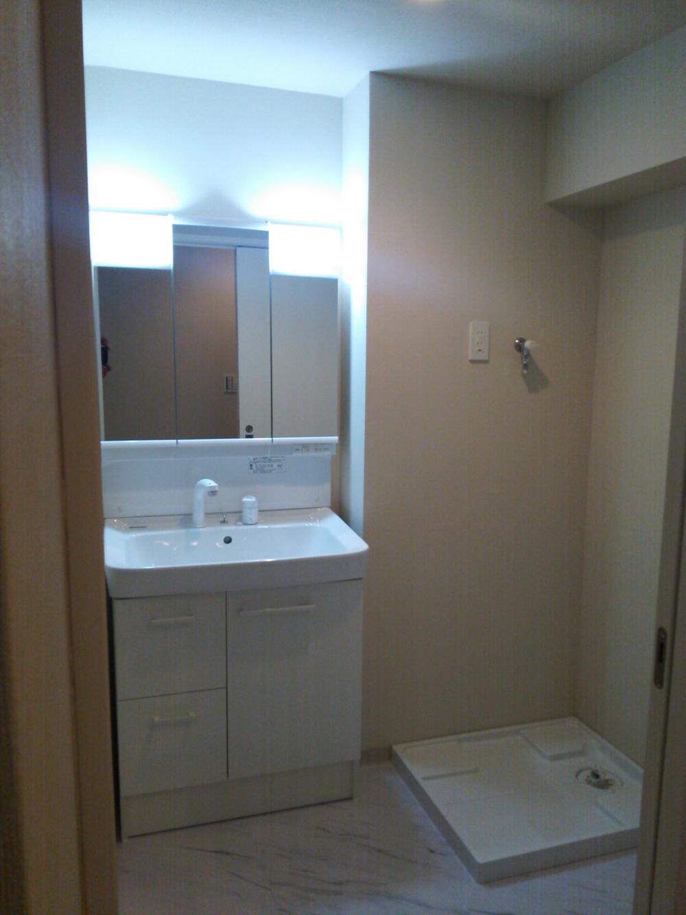 Wash basin, toilet. Indoor (11 May 2013) Shooting