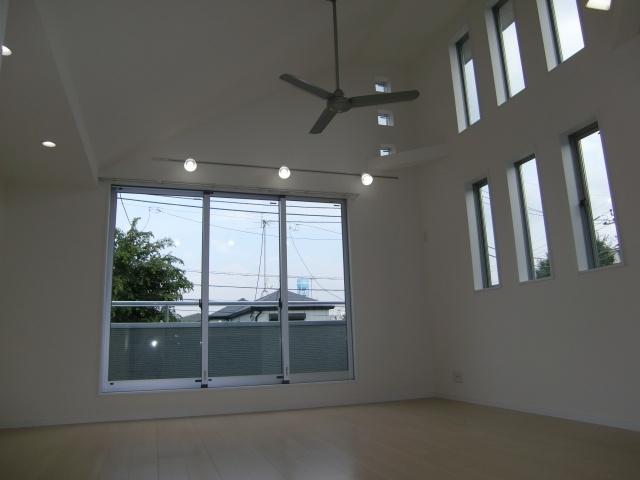 Living. The living room from the kitchen side. There is a feeling of freedom with a gradient ceiling. 
