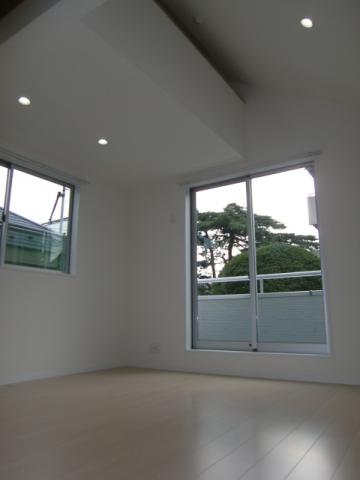 Non-living room. The second floor Western-style. It marked with a slope ceiling and a loft. 