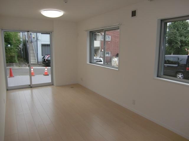 Non-living room. The first floor east side Western-style. I think that very wide usability is good. 