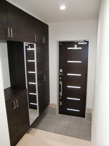 Entrance. Bright entrance. In addition to shoes closet, There is also such as the front door storage. 