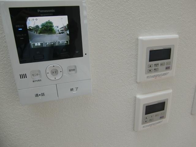 Other. Floor heating, Enter the two locations of the kitchen and living room. The color is a TV with intercom also easy to see. 