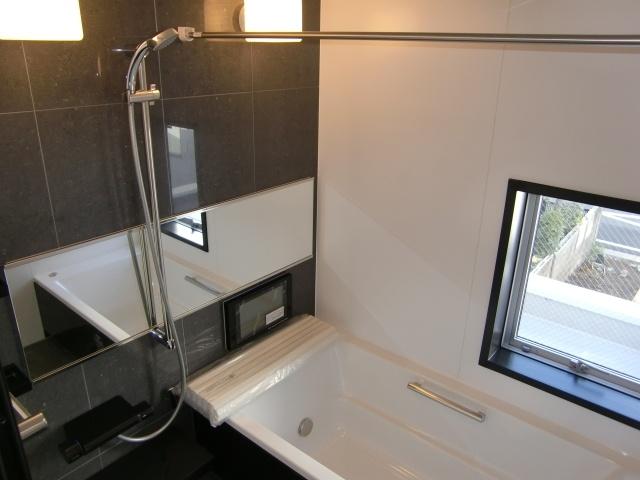 Bathroom. It is the bathroom of the custom-made. Dryer ・ tv set ・ Wide mirror ・ Such as slide hook contains the advanced specifications. 
