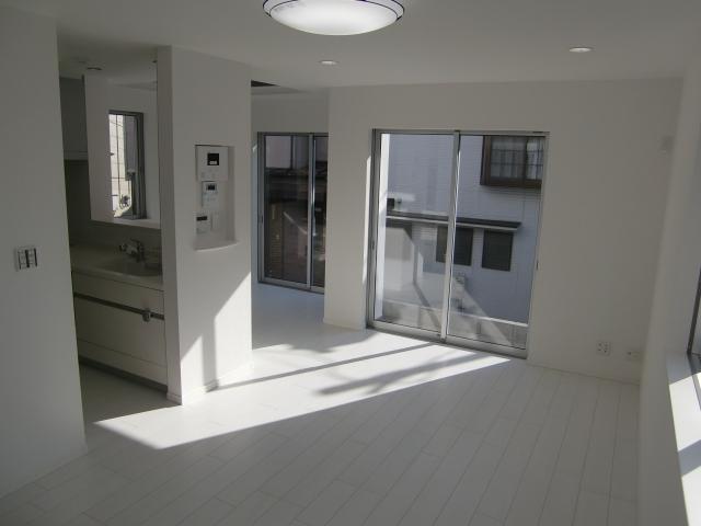 Living. For the south side is wide promenade, Sun enters the Sansan. The size is good usability there Pledge 18.5. 