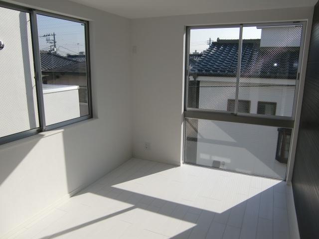 Non-living room. It is the east side of the Western-style. Fashionable accent cross in stylish large windows. This room fairly luxury drifts. 